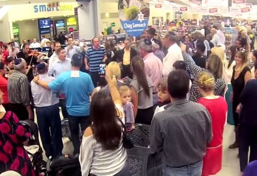 צפו: פלאש מוב לפסח בסופרמרקט ביוהנסבורג