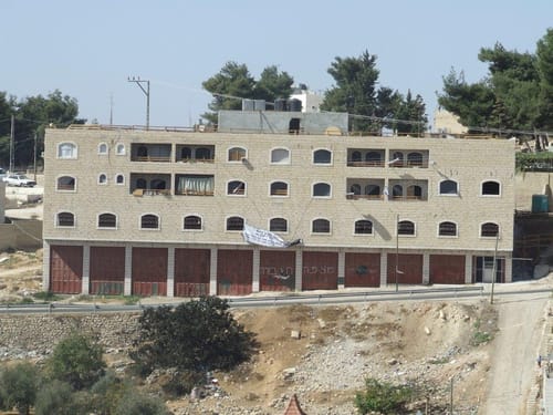 חוגגים את חג החרות בבית השלום בחברון