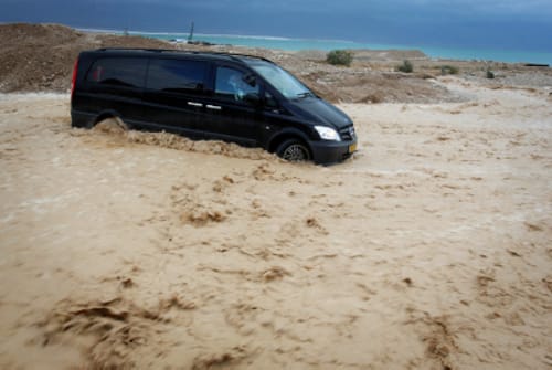 גשמי פתע במדבר יהודה: עשרות מטיילים לכודים בשטפונות