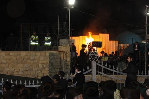 שֶׁמֶן שָׂשׂוֹן מֵחֲבֵרֶיךָ: צפו ברבבות חוגגים ל"ג בעומר במירון
