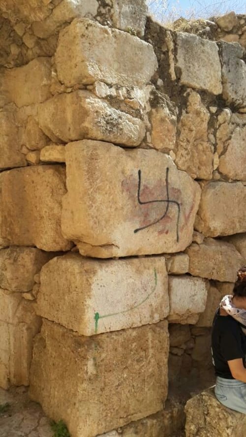 ערבים ריססו צלב קרס על בית הכנסת העתיק בסמוע