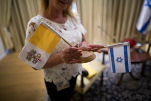 שו"ת: אסור להסתכל על האפיפיור; יש לקרוא לו בשם גנאי
