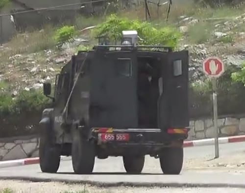 צפו: השוטרים ביצהר לא שומרים על החוק