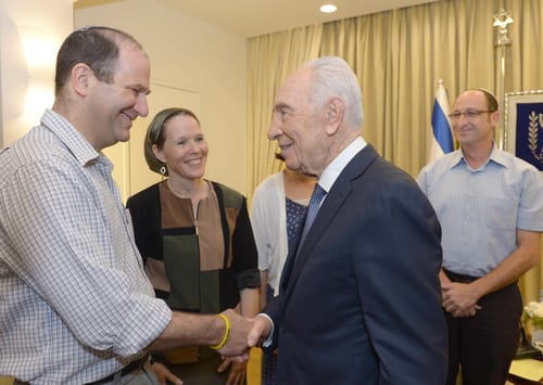 "עומד לצדכם ומתפלל להשבת הבנים הביתה"