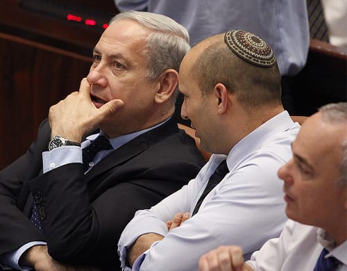 מקורבי בנט: מצפים מרה"מ להתנצל בפני השר אריאל