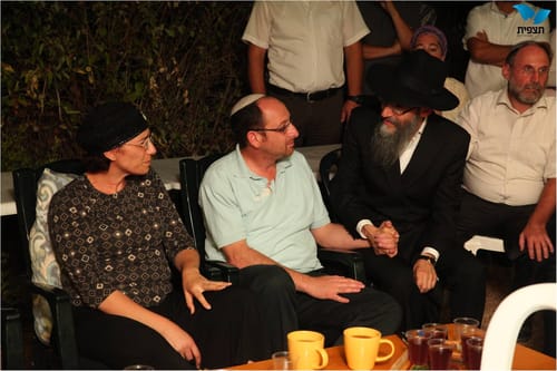 מרגש: אברהם פריד מנחם את משפחת שער