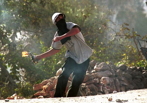 המשטרה עצרה חוליית מיידי בקבוקי תבערה ב-443