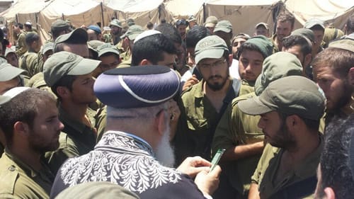 צפו: הרב עמאר בתפילה עם החיילים בעוטף עזה