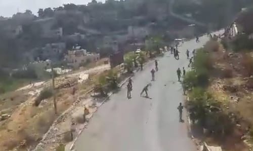 צפו: מחבלים מיידים אבנים ומטעני צינור על פילבוקס