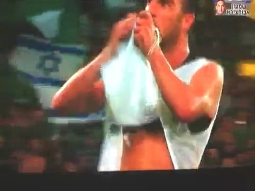שמעון אבוחצירא הבקיע וחשף את הציצית שלבש