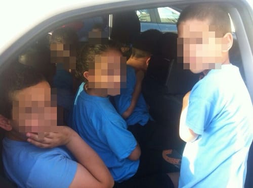 השוטרים נדהמו: 16 ילדים בתוך רכב פרטי