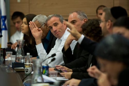 חוק או החלטת ממשלה? לבחור בין נבילה לטריפה