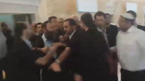 מהומה בבית המשפט: "זועבי, את מחבלת לכי לסוריה"