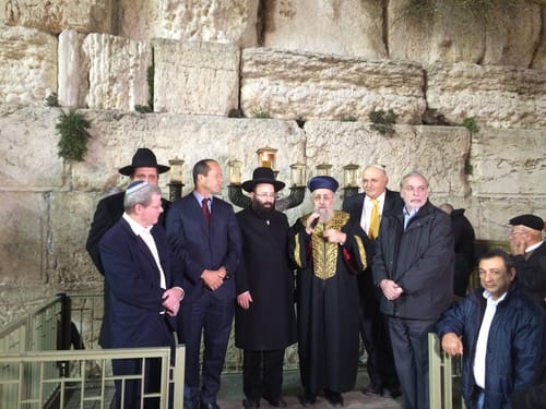 הדלקת נר חנוכה במקום הקרוב ביותר לנס פך השמן