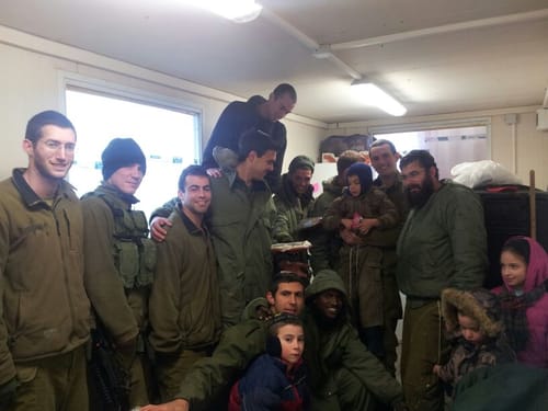 קור קיצוני: תושבי יצהר דאגו לאוכל חם לחיילים