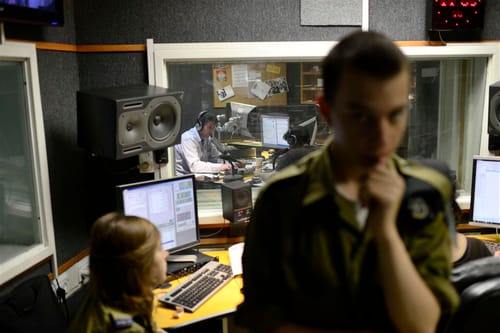 גלי צה"ל חותכים את מגישי 'המילה האחרונה'
