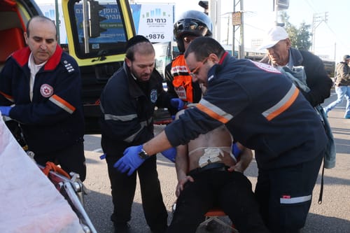 הלוחם נדקר בצווארו והספיק לירות על המחבל