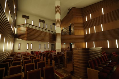 שו"ת: האם מותר לשנות מקום קבוע של מתפללים?