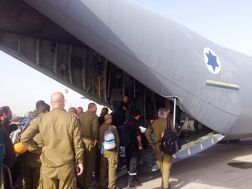"בוחנים אפשרות להצניח ציוד לישראלים בנפאל"