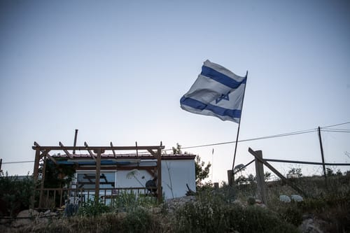 תושבי עמונה מקימים אוהלים מול ביתו של בנט