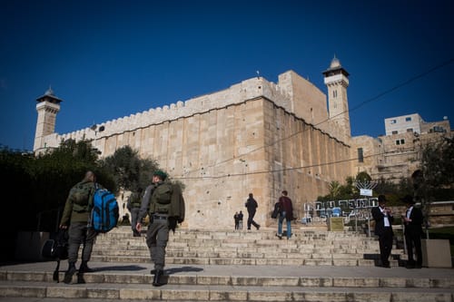 תפילת יום ירושלים מחוץ למערת המכפלה. בושה