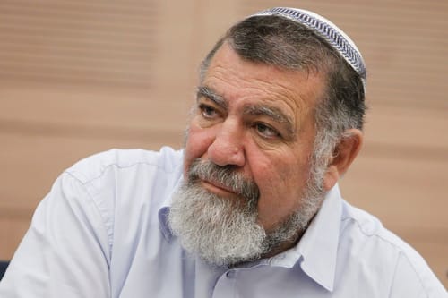 מסיקה: משעה את עצמי, אבל לא מתפטר