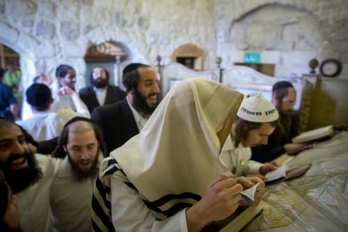 כתב הארץ יאיר אטינגר נעצר במהומה בקבר דוד