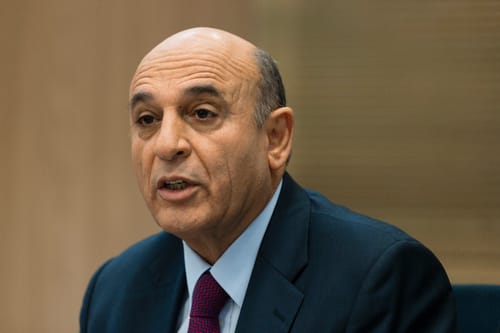 למרות החשש: מופז נחת בלונדון ולא נעצר