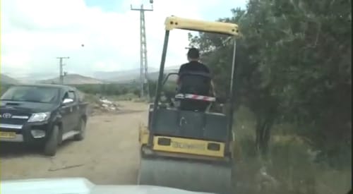 השוטרים נדהמו: ילד בן 11 נוהג על מכבש כבד