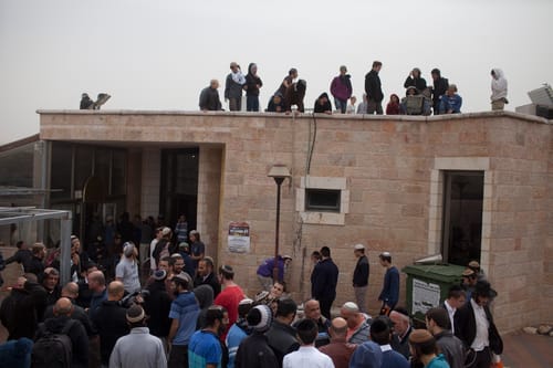 מתפללי בית הכנסת בגבעת זאב יפגינו מול ביתו של דרעי