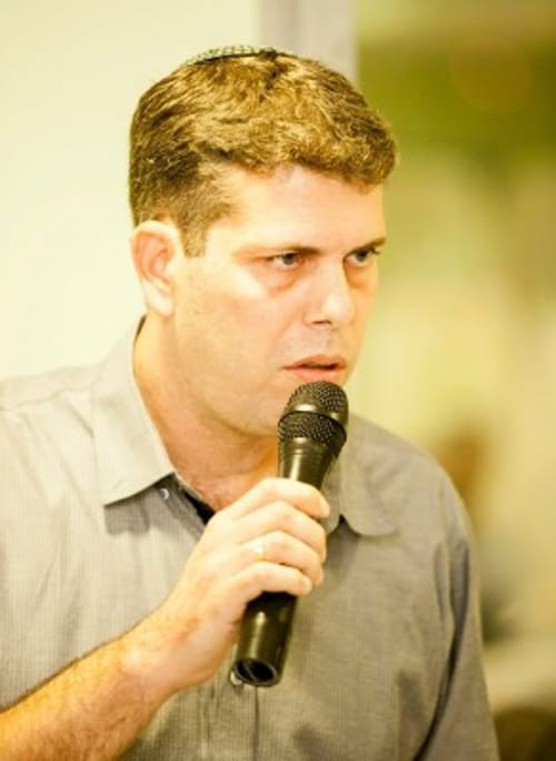 "אני מתבייש במטומטמים שמגנים אוטומטית על ינון מגל"