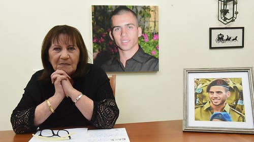 אמו של אורון שאול: לא עושים מספיק כדי להחזירו