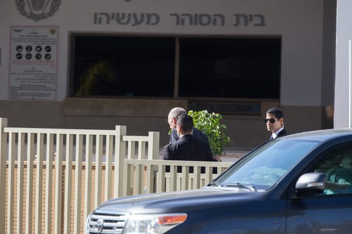 עשר שנים אחרי עמונה: אולמרט נכנס לכלא. צפו