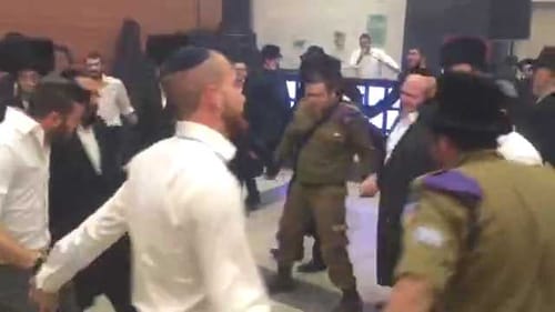 ימות המשיח: חיילים חרדים רוקדים בחתונה