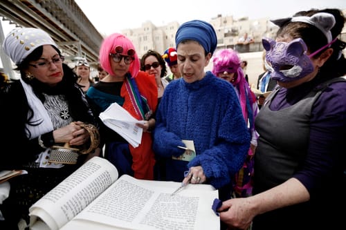 נשים שקוראות מגילה לא יברכו "על מקרא מגילה"?