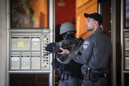 מרדף בתל אביב אחרי מחבל שניסה לדקור חייל
