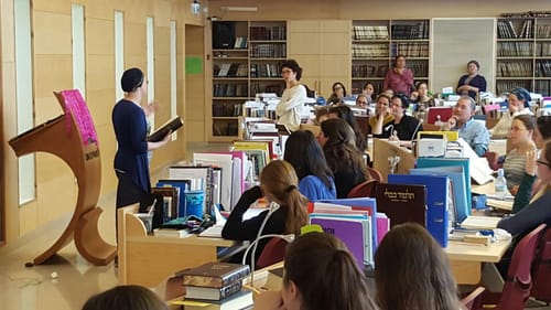 גם הן יכולות: תלמידת מדרשה סיימה את הש"ס