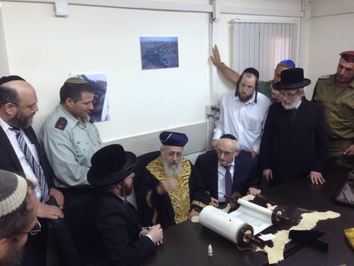 הרב יוסף התכבד בהכנסת ס"ת לחטיבת הקומנדו