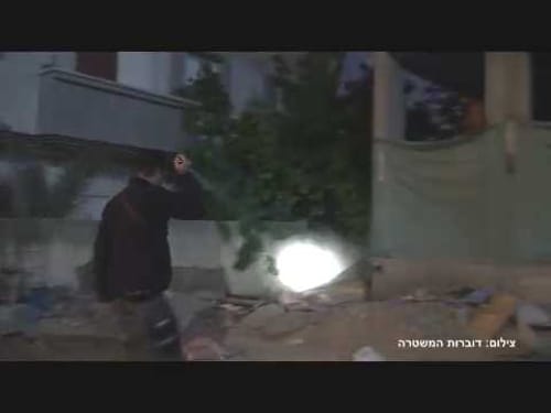המשטרה פשטה על בתי ערבים בחיפוש אחר נשק