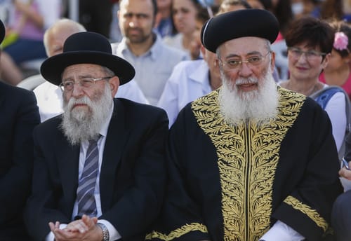 "אסור לשבת לידך": עימות בין הרב עמאר לרב שטרן