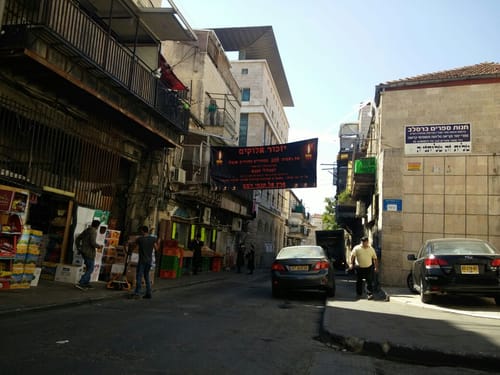 טיפסו על הניידת ותלשו את השלט נגד צה"ל