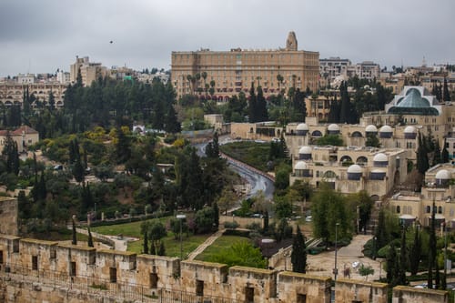 מלון המלך דוד לנגנים: הסירו את הכיפה והציצית