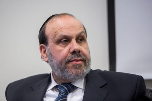 הפתרון של שר הדתות להדחת הרב הדנה