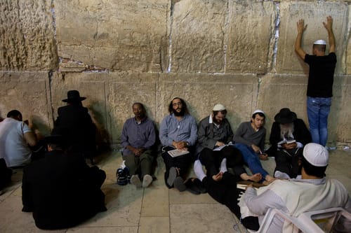 הלכות תשעה באב שחל במוצאי שבת – לכל העדות