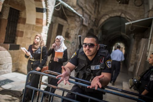 הסעיף האבסורדי בו חשודים הצעירים שהתפללו ליד הר הבית