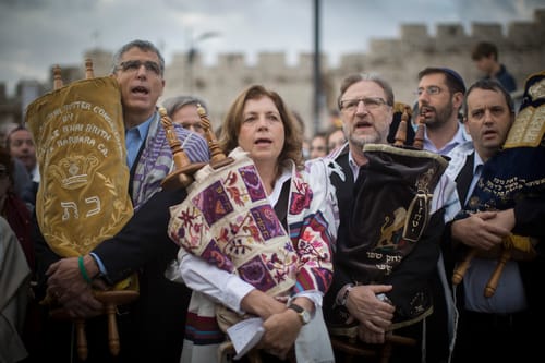 נשות הכותל לרב רבינוביץ': השב את ספר התורה הגנוב