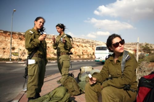 דיון נוקב: האם אפשר להיות לוחמת ואמא?