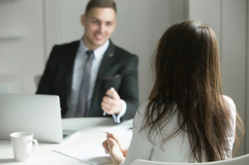 האם נשים מצליחות להשיג העלאת שכר יותר מגברים?