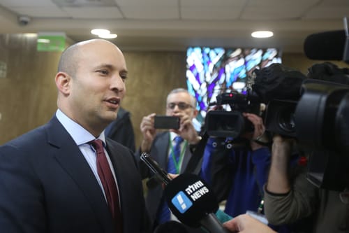בנט עוקץ את נתניהו: "הגענו לסוף עונת החיקויים"