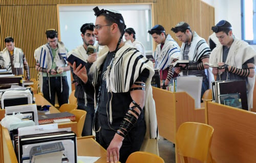 ישיבות ומכינות, תפסיקו לחזר אחרי השמיניסטים
